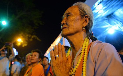 Hàng nghìn người dân đứng bên đường đưa tiễn linh cữu nguyên Thủ tướng Phan Văn Khải