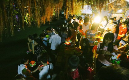 Hàng nghìn người chen nhau thả hoa đăng vào đêm rằm tháng Giêng trên sông Sài Gòn