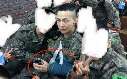 Lộ ảnh mái đầu cạo hiếm hoi của G-Dragon trong quân ngũ, nhưng sự chú ý đổ dồn vào cánh tay bị thương của anh