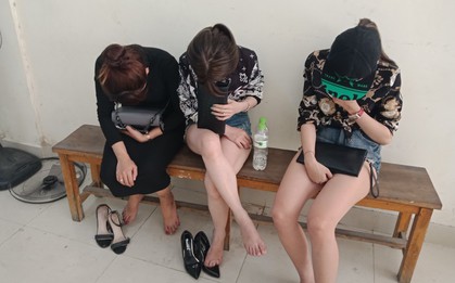 Cảnh sát đột kích quán bar ở Sài Gòn, 11 cô gái ăn mặc hở hang thác loạn dương tính với ma túy