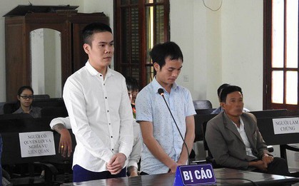 Bị đánh tại quán cà phê, nam thanh niên xách dao chém gần đứt lìa tay đối thủ