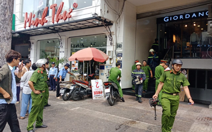 TP. HCM: Thang máy gặp sự cố, nam thanh niên bị kẹt cổ giữa thang máy với sàn nhà nguy kịch
