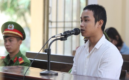 Nam thanh niên tạt xăng đốt vợ vì bị nhắc hát karaoke nhỏ lại cho con ngủ