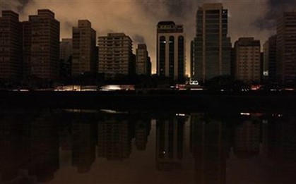 Mất điện diện rộng, một nửa dân số Brazil sống trong bóng tối