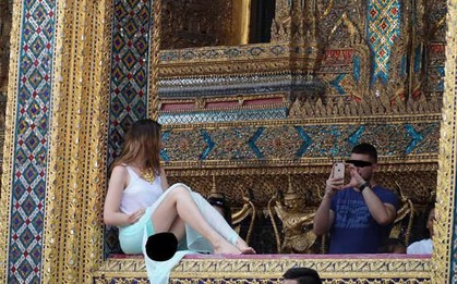 Nữ du khách ăn mặc "thiếu vải", chụp ảnh phản cảm trong chùa, cư dân mạng phẫn nộ yêu cầu bắt giữ