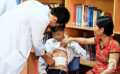 Uống nhầm hóa chất đóng tàu, cậu học sinh lớp 10 hỏng dạ dày hoàn toàn
