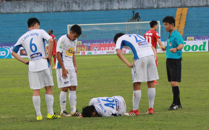FLC Thanh Hóa và Hải Phòng bị "tuýt còi" vì mặt sân quá xấu