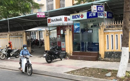 Bắt 2 người Trung Quốc lắp camera để trộm mã pin tại trụ ATM ở Đà Nẵng