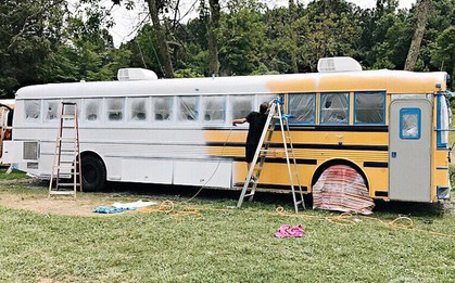 Cặp vợ chồng bỏ ra gần 1 tỷ đồng mua xe buýt cũ về tân trang, ai cũng choáng ngợp khi bước vào bên trong