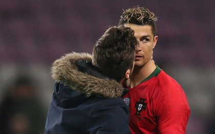 Fan cuồng chạy vào sân "cưỡng hôn" khiến Ronaldo đơ người