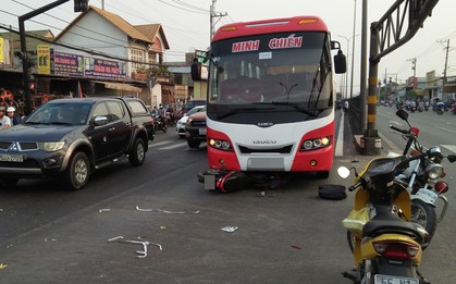 TPHCM: Va chạm với xe khách, người đàn ông bị kéo lê nhiều mét nguy kịch, giao thông ùn ứ kéo dài