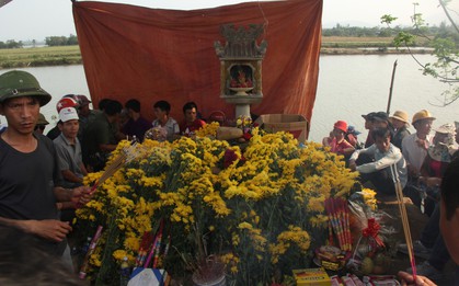 “Rắn thần” trên mộ “bà ăn mày” ở Quảng Bình đã được lực lượng chức năng đưa đi nơi khác