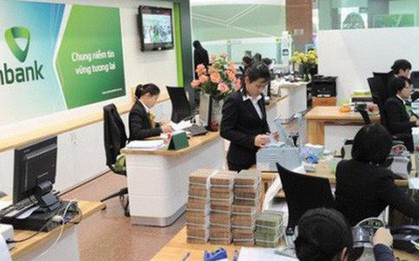Sau khi Vietcombank tăng phí dịch vụ, nhiều ngân hàng khác "tranh thủ" miễn phí để hút khách