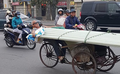 Hình ảnh ông cụ chở tấm lợp nhựa với tư thế lạ gây tranh cãi lớn trên MXH
