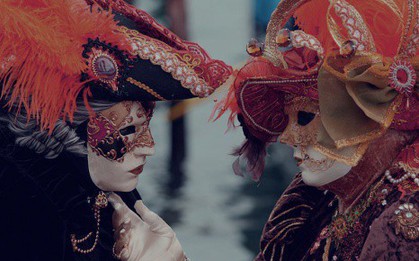 Đằng sau chiếc mặt nạ ở Venice: “báu vật” của tự do hay thỏa mãn cho những ý đồ đen tối?