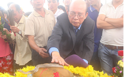 Thả rắn nước được phong là "rắn thần” trên ngôi mộ “bà ăn mày” ở Quảng Bình về tự nhiên