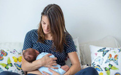 Một người phụ nữ chuyển giới đã có thể cho con bú sau khi cầu viện đến các bác sĩ