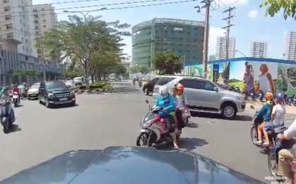 Hành động đẹp: 3 mẹ con đi xe máy cúi đầu cảm ơn tài xế ô tô khi được nhường đường giữa trưa nắng
