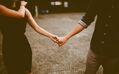 Khoa học nói: nắm tay người yêu có tác dụng "giảm đau" như dùng thuốc