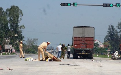 Va chạm với xe tải, hai anh em ruột tử vong