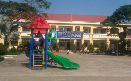 Vụ quỳ gối xin lỗi vì "lỡ" phạt học sinh: Phụ huynh nói cô giáo tự quỳ chứ không ép buộc