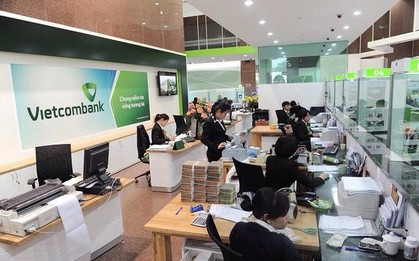 Vietcombank: Điều chỉnh phí là “chia sẻ với khách hàng”?