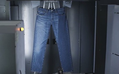 Levi sử dụng tia laser để mài quần jean, rút ngắn thời gian sản xuất, loại bỏ công đoạn dùng hóa chất độc hại