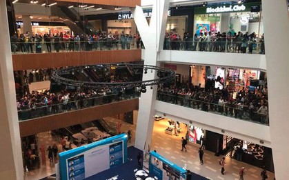 11.000 người đổ xô đi mua iPhone giá 50 USD, khu mua sắm chật cứng, cửa hàng phải "bỏ của chạy lấy người"