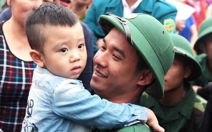 Chùm ảnh: Khoảnh khắc các em nhỏ cùng người thân ra tiễn tân binh nhập ngũ