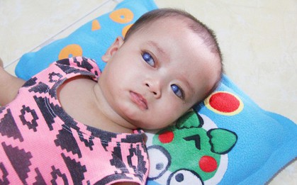 Xót cảnh người mẹ đi tìm ánh sáng cho đứa con trai mù 6 tháng tuổi, để em gái 12 tuổi nghỉ học vì nợ nần