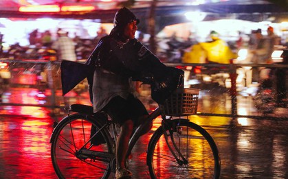 Người Sài Gòn thích thú với cơn mưa rào giải nhiệt sau những ngày nắng nóng như đổ lửa