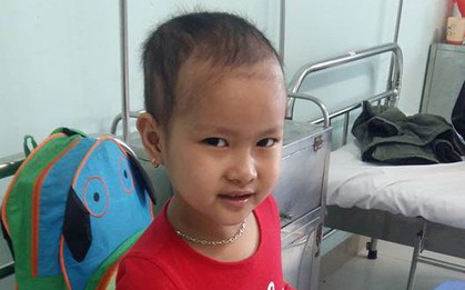 Gần 50 triệu đồng đến với gia đình bé gái 6 tuổi mắc bệnh ung thư máu phải ở trọ suốt thời gian điều trị vì không có tiền