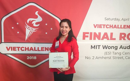 Trung tâm Anh ngữ đăng ảnh giám đốc của mình nhận giải 3 cuộc thi VietChallenge: "Tiếc nuối vì không được giải nhất"