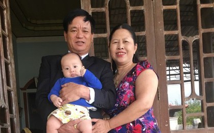 Lời ông ngoại dặn cháu trong đêm ở cữ cuối cùng nhà ngoại khiến mẹ hiếm muộn nghẹn lòng: "Mai về nội rồi, con đừng quên ông nhé!"
