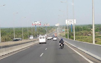 Hai thanh niên xe máy không hiểu tại sao lại thong dong ngắm cảnh trong cao tốc TP HCM - Dầu Giây