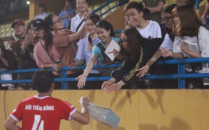 Khán giả Hà Nội đội mưa đến Hàng Đẫy tặng quà Bùi Tiến Dũng