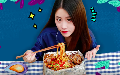 Biến cục gạch thành bếp lửa, thánh ăn Tiểu Dã làm hẳn một phần mì cay giữa văn phòng