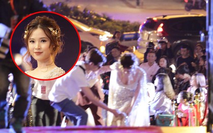 Diện váy áo rườm rà, Midu bối rối vì vấp té tại thảm đỏ "Cánh diều vàng 2017"