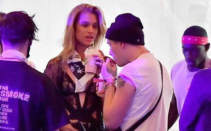Brooklyn Beckham tán tỉnh người đẹp tóc vàng mới cao hơn cả mình tại Coachella