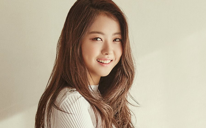 Thủ lĩnh girlgroup đối thủ của TWICE lộ danh tính trên show hát giấu mặt