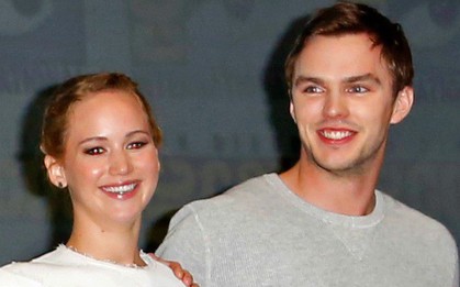 Trai đẹp "X-Men" Nicholas Hoult bất ngờ có con sau khi chia tay Jennifer Lawrence