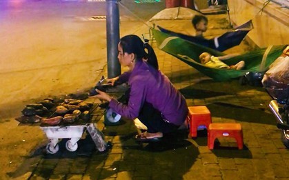 Phía sau hình ảnh 2 chiếc võng đong đưa bên lò khoai nướng của người mẹ nghèo ở Sài Gòn