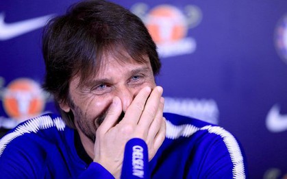 HLV Chelsea đỏ mặt, xin lỗi vì vợ gọi ngay giữa họp báo