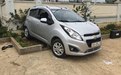 Sơn La: Giáo viên tiểu học lùi xe trong sân trường khiến 1 học sinh tử vong, 1 em bị gãy chân