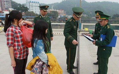 Cô gái 16 tuổi suýt bị lừa bán qua… điện thoại di động