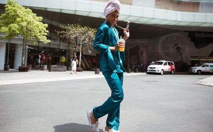 Street style VIFW ngày 3: Không chỉ tận dụng tối đa áo khoác, tín đồ Sài Gòn còn mặc đồ ngủ, quấn khăn ra đường