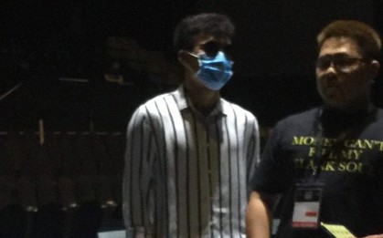 Lộ ảnh thủ môn Bùi Tiến Dũng đứng trên sàn runway, rất có thể đây sẽ là lần đầu diễn thời trang của anh chàng?