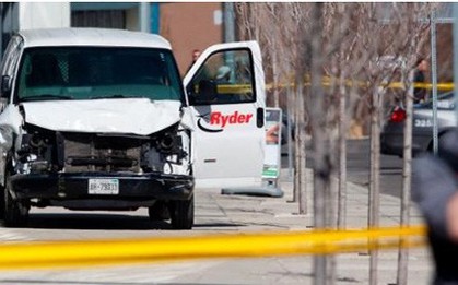 Người dân Canada kinh hoàng chứng kiến vụ lao xe tải vào đám đông