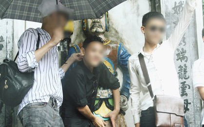 Nhiều bạn trẻ "hồn nhiên" mặc quần đùi, váy ngắn và tạo dáng phản cảm khi dự lễ Giỗ tổ Hùng Vương