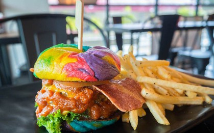 Có gì hấp dẫn mà chiếc bánh burger cầu vồng này lại có giá cao tới 340k?